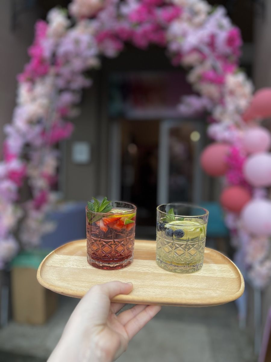 Letné drinky s ovocím a bylinkami pred kvetinovou bránou
