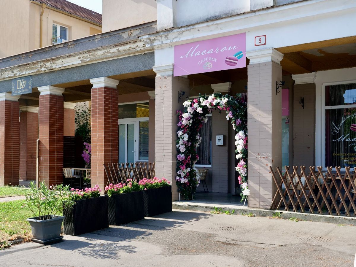 Vchod do cukrárne v Prievidzi s kvetinovou bránou a terasou