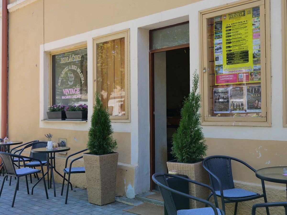Terasa so stolíkmi pred prevádzkou na Hurbanovom námestí v Bojniciach